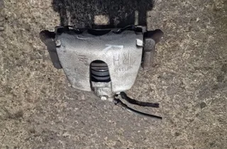 VOLVO S40 2 generation (2004-2012) Étrier de frein avant droit 33884273