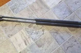 VOLKSWAGEN Fox 3 generation (2009-2020) Vérin à gaz de hayon côté gauche 1S6827550D, 5Z6827550B, 5Z6827550A 34023317