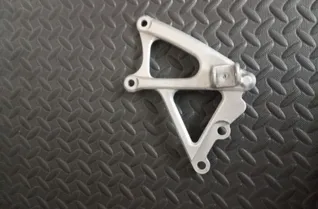 YAMAHA YZF-R Ensemble de suspension de repose-pieds du côté droit 28990238