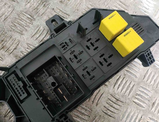 OPEL Vectra C (2002-2005) Boîte à fusibles 24443147,518777024 18131207