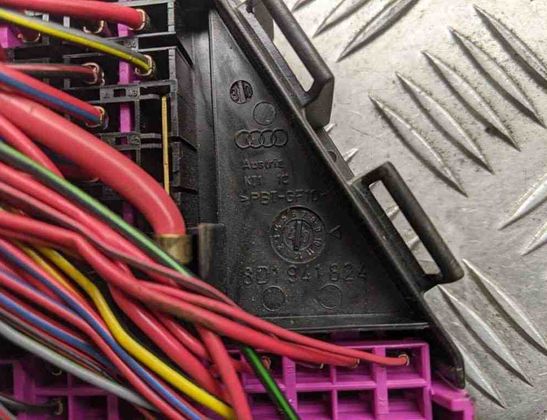 AUDI A4 B7/8E (2004-2008) Boîte à fusibles 8D1941824 31427148