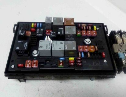 OPEL Astra J (2009-2020) Boîte à fusibles 13318783 28530633