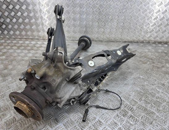 BMW X7 G07 (2018-2024) Moyeu de roue arrière droit 8487518,6878019,22376110,6878030,6878022 32969677